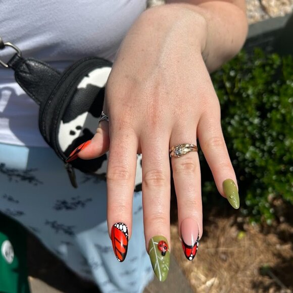 Custom Nail Art - @Pineapple.pressons - Picture 4 of 7